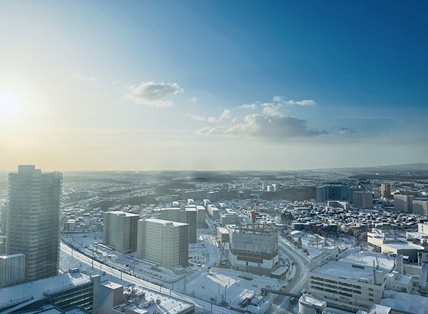 ホテル最上階レストランの窓から望む白銀の世界