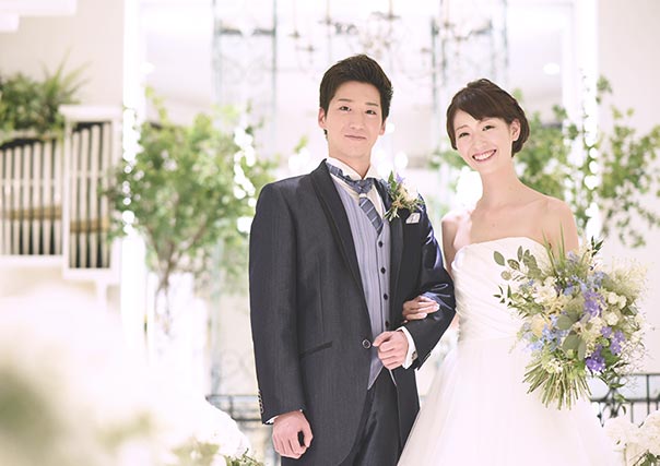 写真：チャペルにて腕組みをする新郎新婦