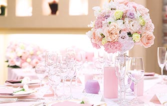 写真：ピンクを基調とした披露宴会場のテーブル