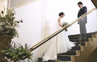 写真：階段で佇む新郎新婦