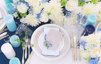 写真：青を基調とした披露宴会場のテーブル